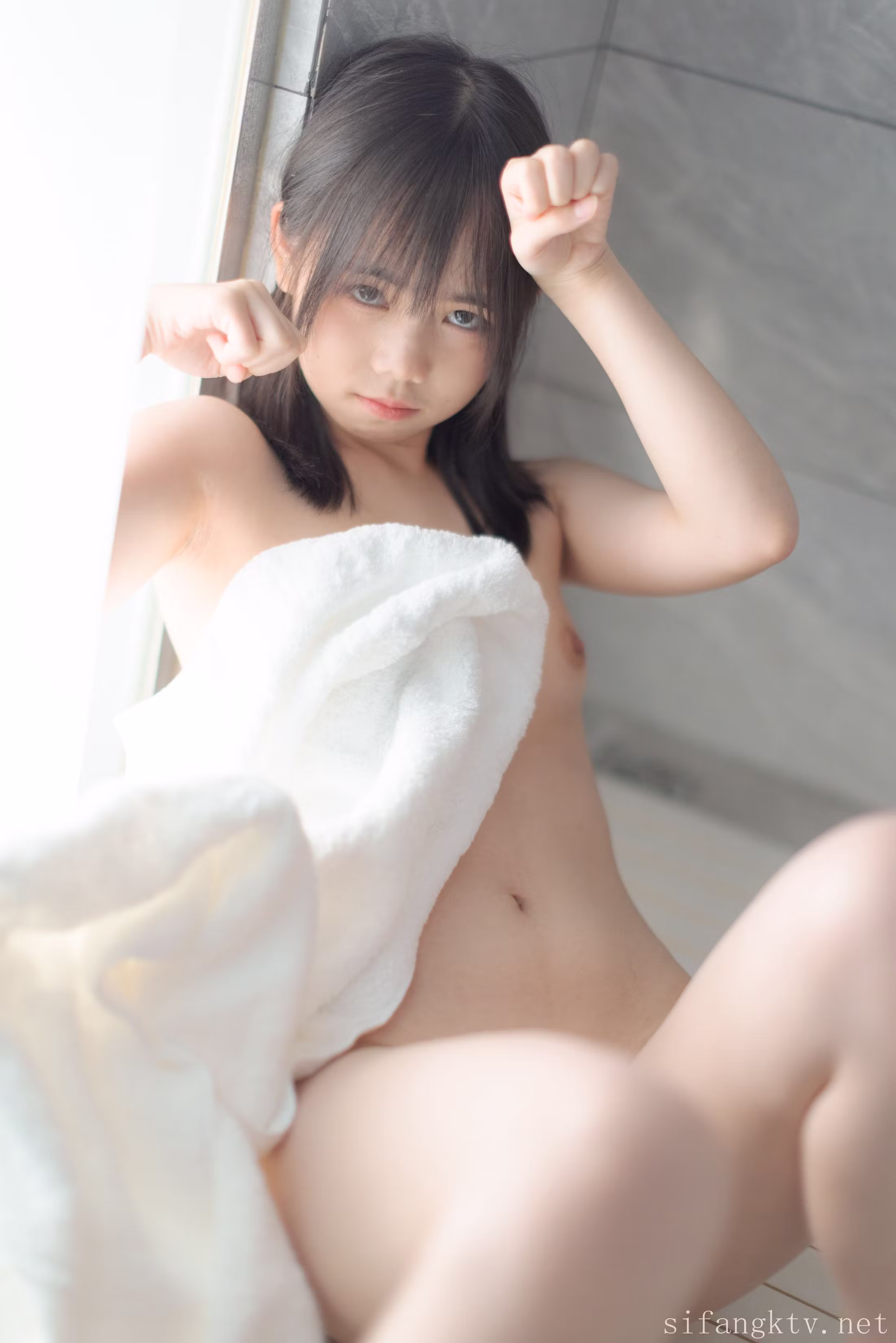 黑色齐刘海双马尾长发与清冷无辜直视镜头神态
